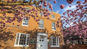 A brick building with a sign reading "Hotel du Vin & Bistro." - Hotel Du Vin Stratford Upon Avon (Stratford-upon-Avon)