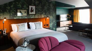 Signature Suite | In-room safe, desk, blackout curtains, iron/ironing board