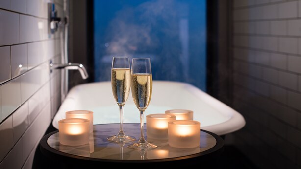 A bathtub with two champagne glasses and four candles. - Hotel Du Vin Stratford Upon Avon (Stratford-upon-Avon)