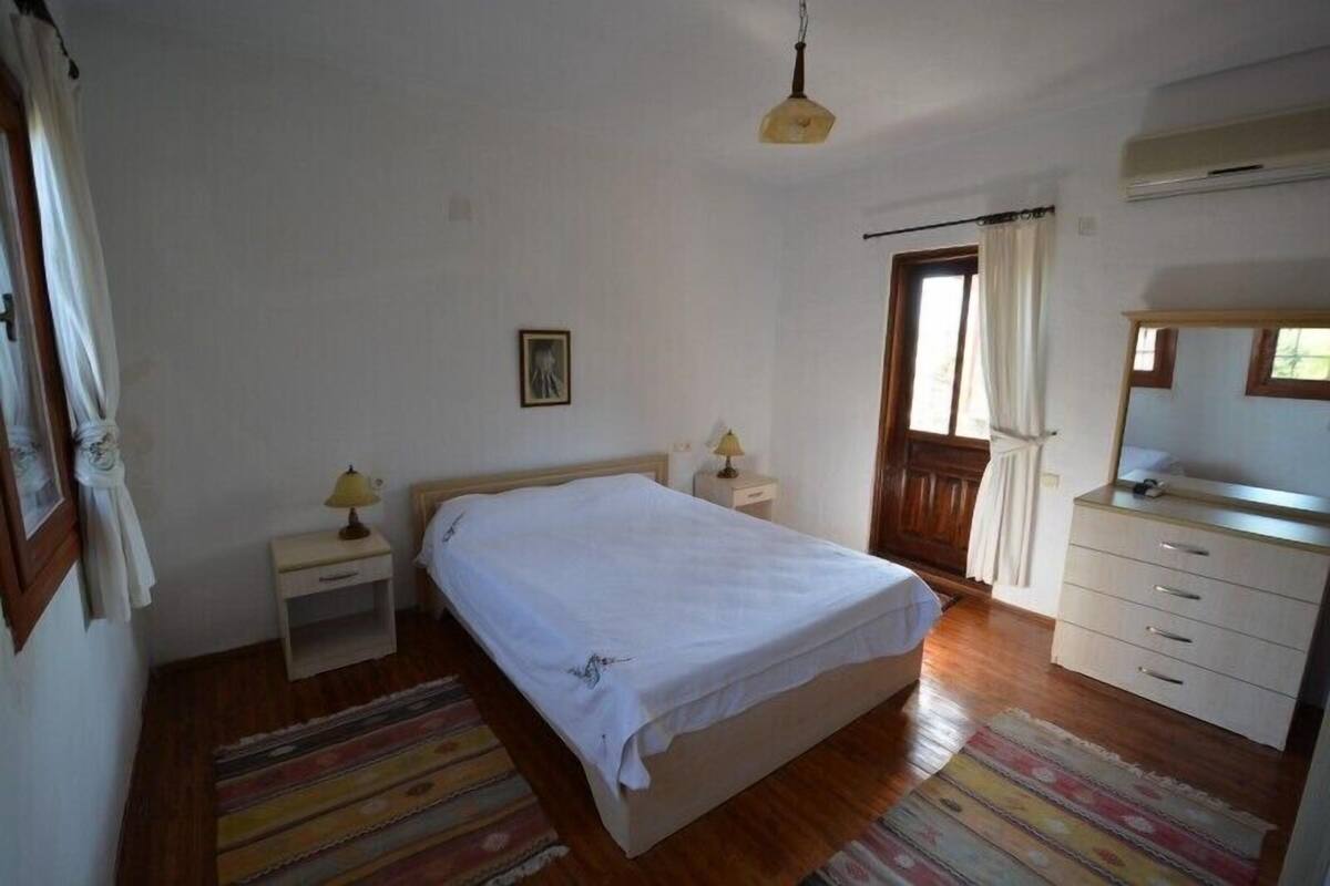 Villa, 3 habitaciones | Caja fuerte, escritorio, espacio para trabajar con un portátil