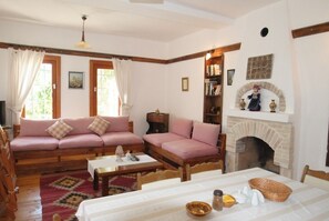 Villa, 4 camere da letto | Area soggiorno | TV, caminetto