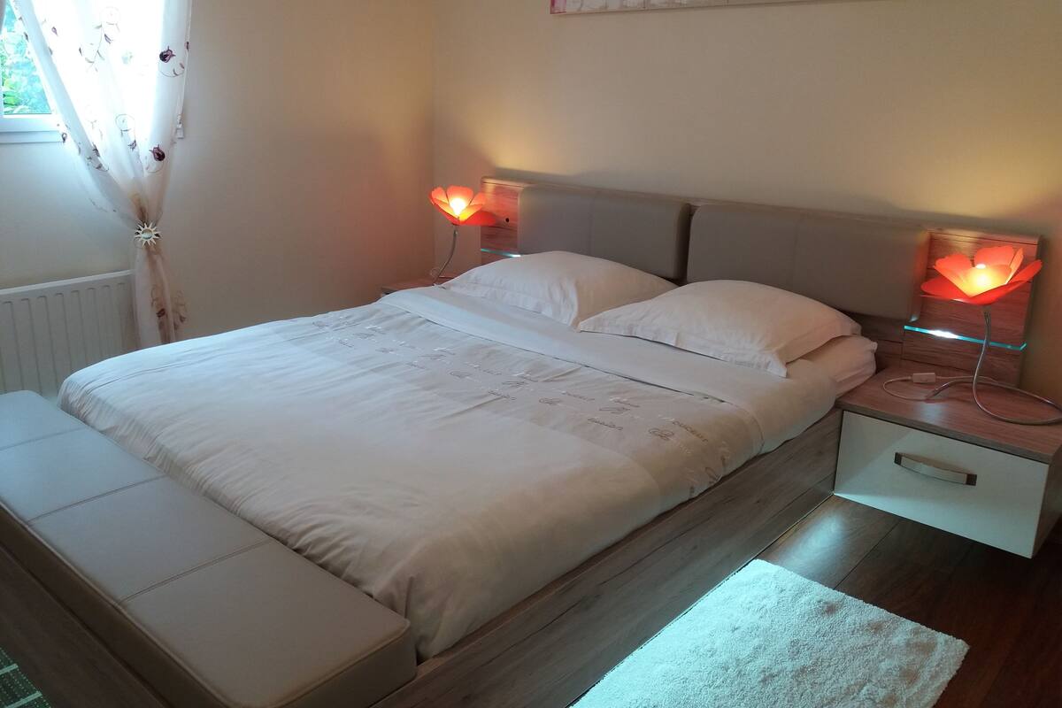 Family Suite (Tulipe) | Individually decorated, individually furnished, blackout drapes