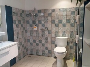 Superior Studio | Bathroom | Free toiletries, towels