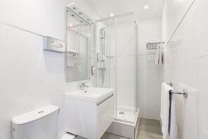 淋浴设施、吹风机、毛巾