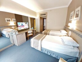 Habitación estándar doble | Ropa de cama hipoalergénica, minibar, caja fuerte y escritorio