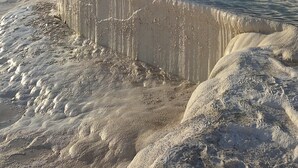 Una piscina natural con formaciones escalonadas y cielo despejado.