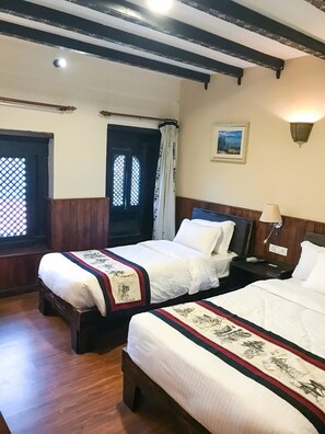 Phòng đôi hoặc 2 giường đơn Superior | Bộ trải giường bằng vải Frette của Ý, bộ đồ giường cao cấp, bàn 