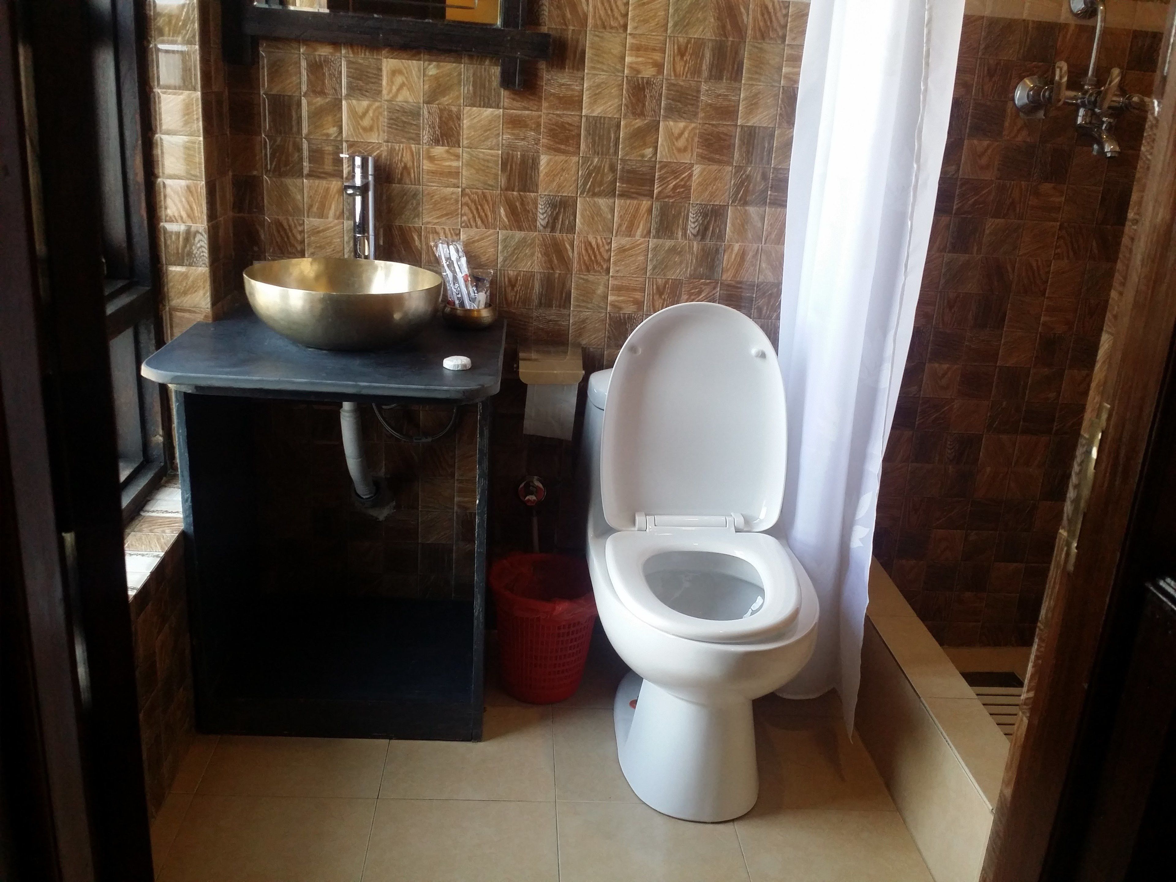 deluxe double room | bathroom | shower, free toiletries, hair dryer, slippers