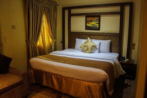 Quarto casal luxo | Escrivaninha, Wi-Fi de cortesia, roupa de cama