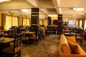 Breakfast, lunch, dinner served; local and international cuisine - Banex Hotel and Suites (Lagos)