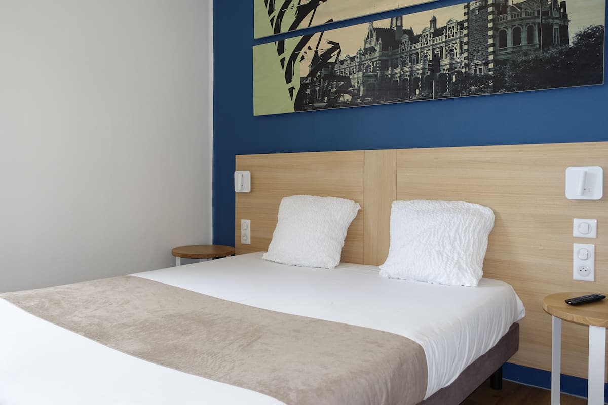 Habitación doble estándar | Ropa de cama de alta calidad, escritorio y cortinas blackout