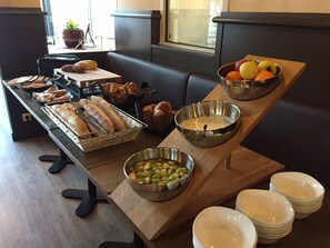 Daily continental breakfast (EUR 10.50 per person) - Hôtel de la Gare (La Roche-sur-Yon)