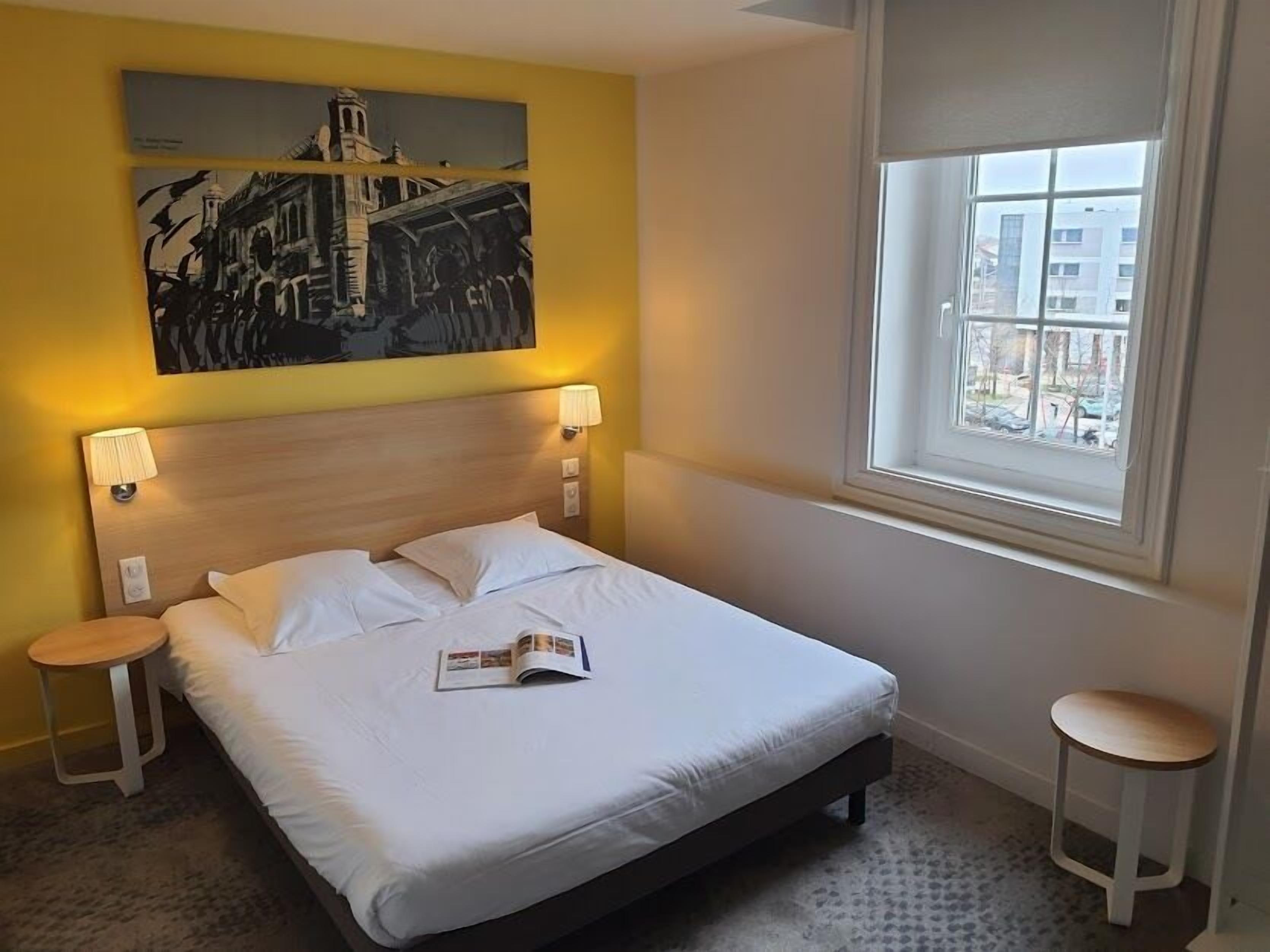 1 bedroom, premium bedding, desk, blackout curtains