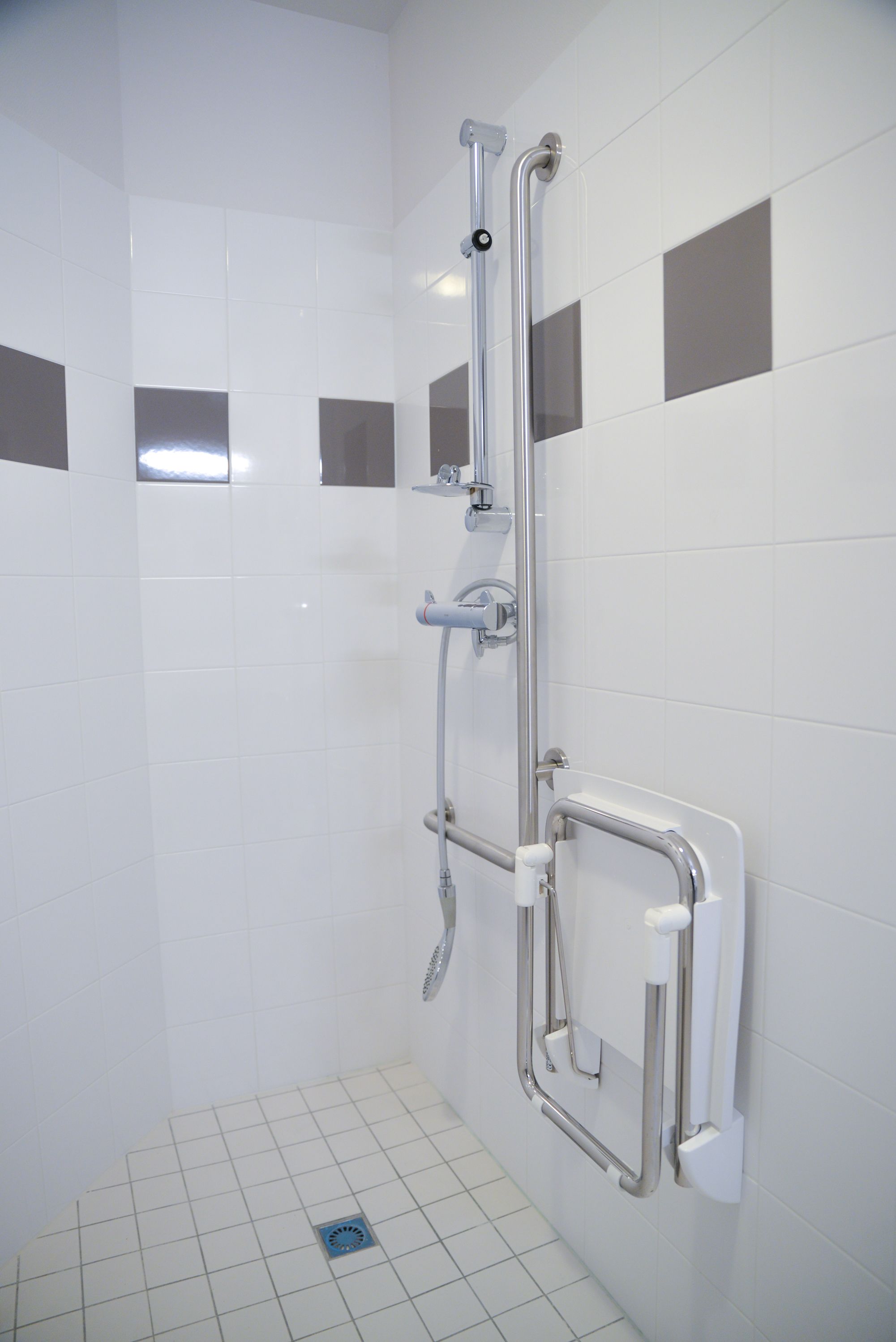 superior double room | bathroom shower
