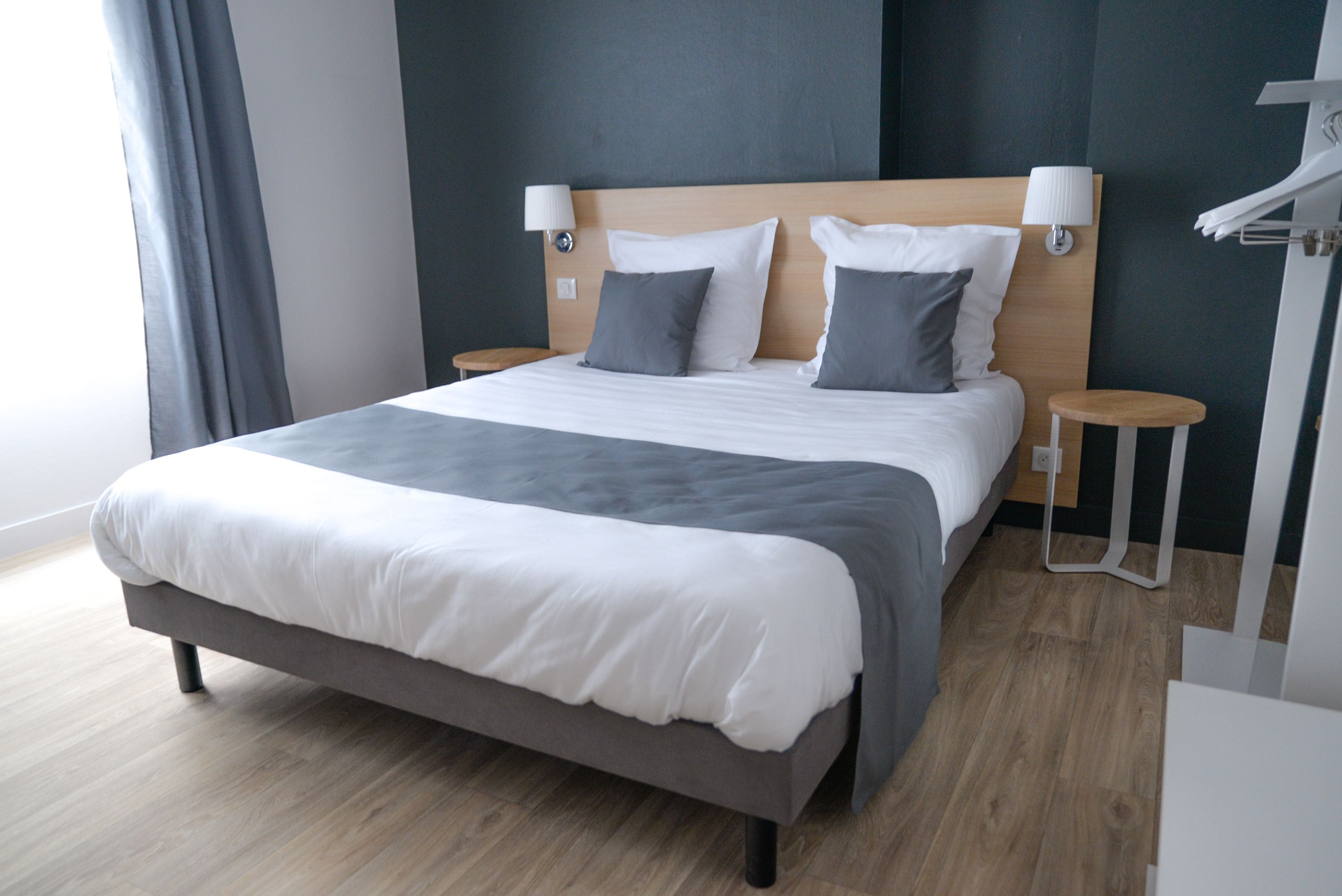 Literie de qualité supérieure, bureau, rideaux occultants