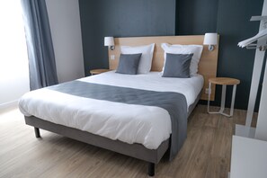 スタンダード ダブルルーム | 高級寝具、デスク、遮光カーテン、防音設備