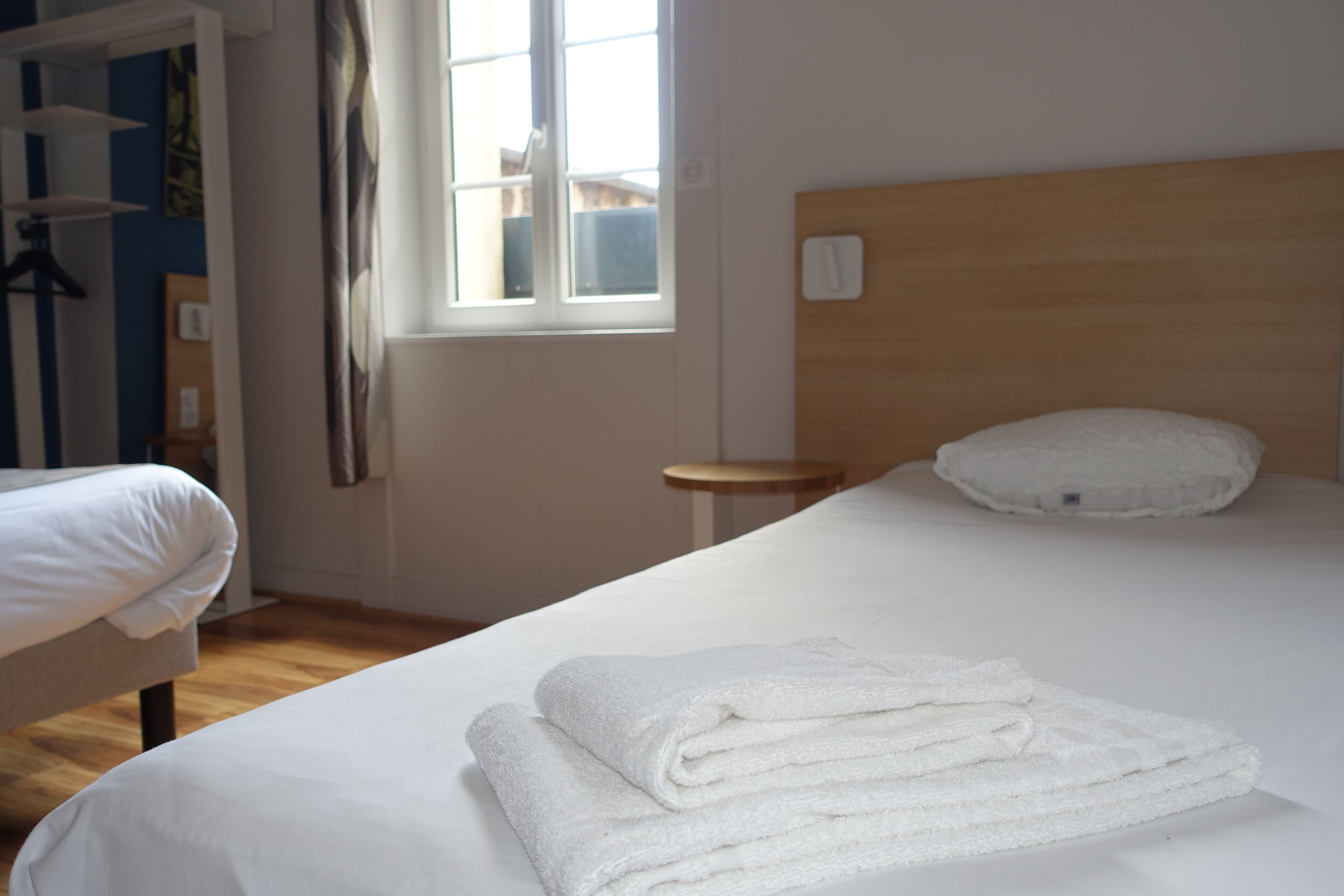 Chambre Triple | Literie de qualité supérieure, bureau, rideaux occultants