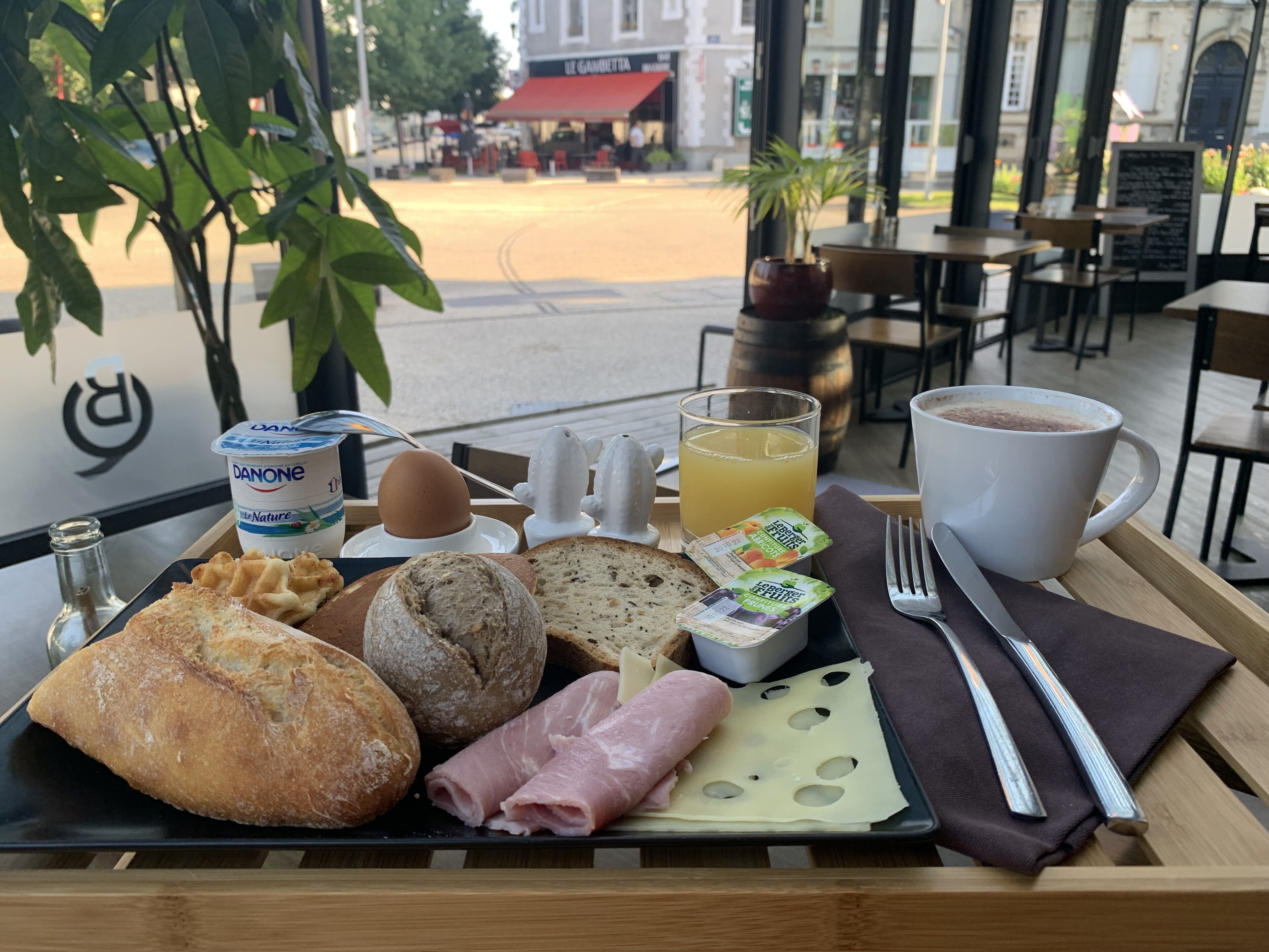 daily continental breakfast (eur 10.50 per person)