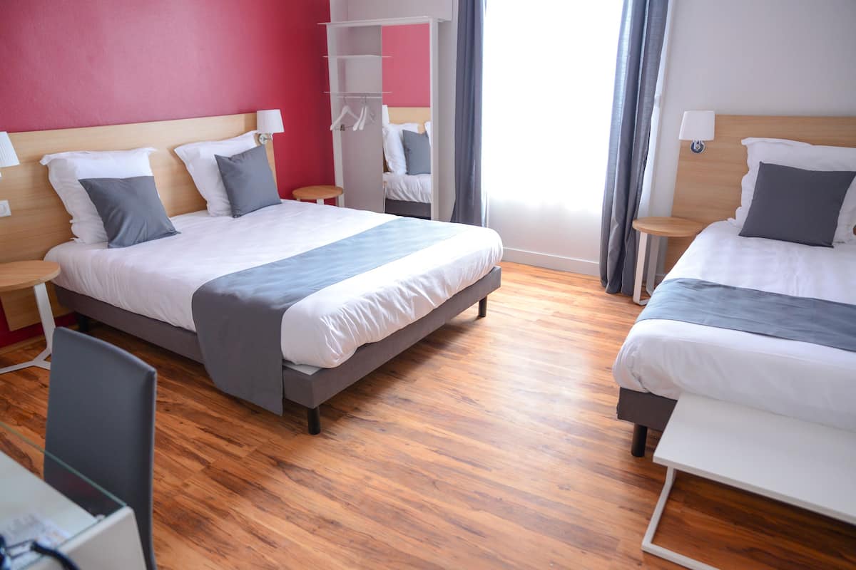 Camera tripla | Biancheria da letto di alta qualità, una scrivania, tende oscuranti