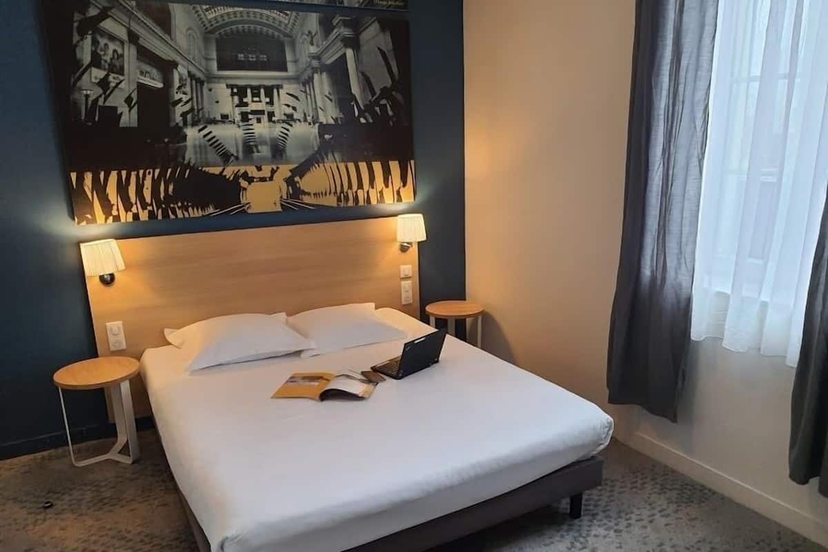 Doppia Standard | Biancheria da letto di alta qualità, una scrivania, tende oscuranti