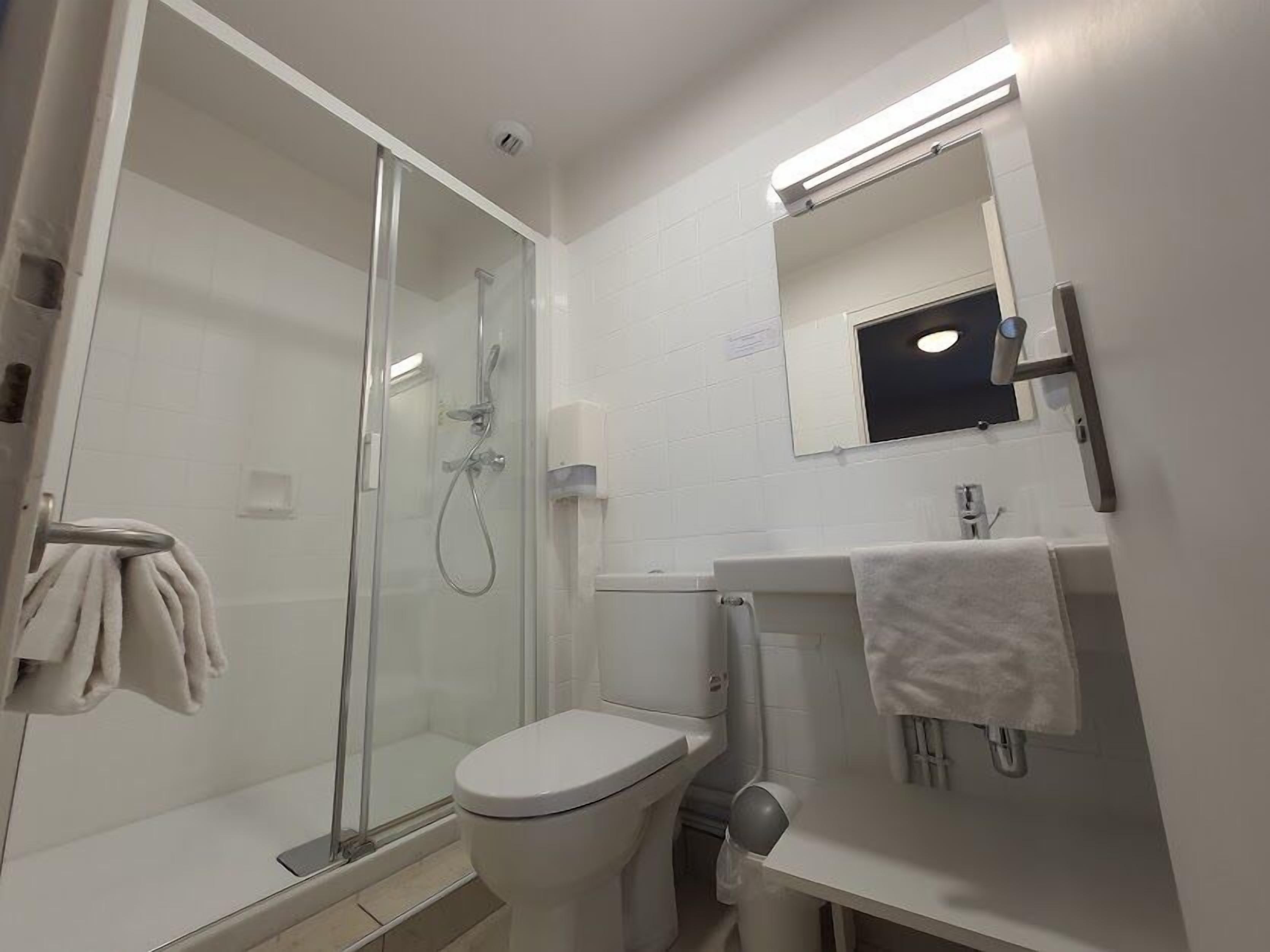 standard double room | bathroom | hair dryer, towels, soap, shampoo
