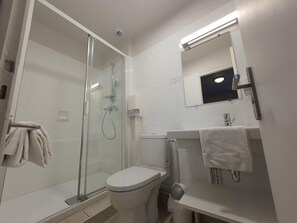 Standard Double Room | Bathroom