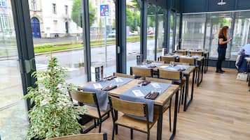 Se sirven desayunos, comidas, cenas y cocina francesa