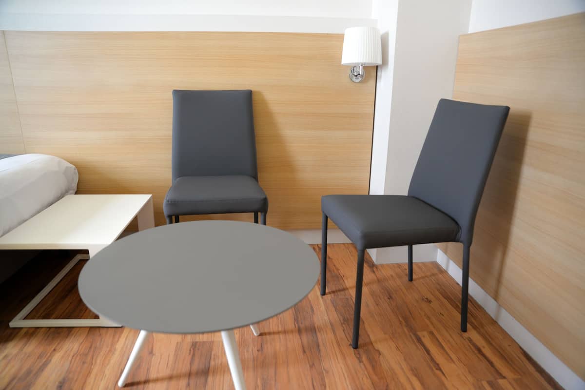 Dreibettzimmer | Hochwertige Bettwaren, Schreibtisch, VerdunkelungsvorhÀnge