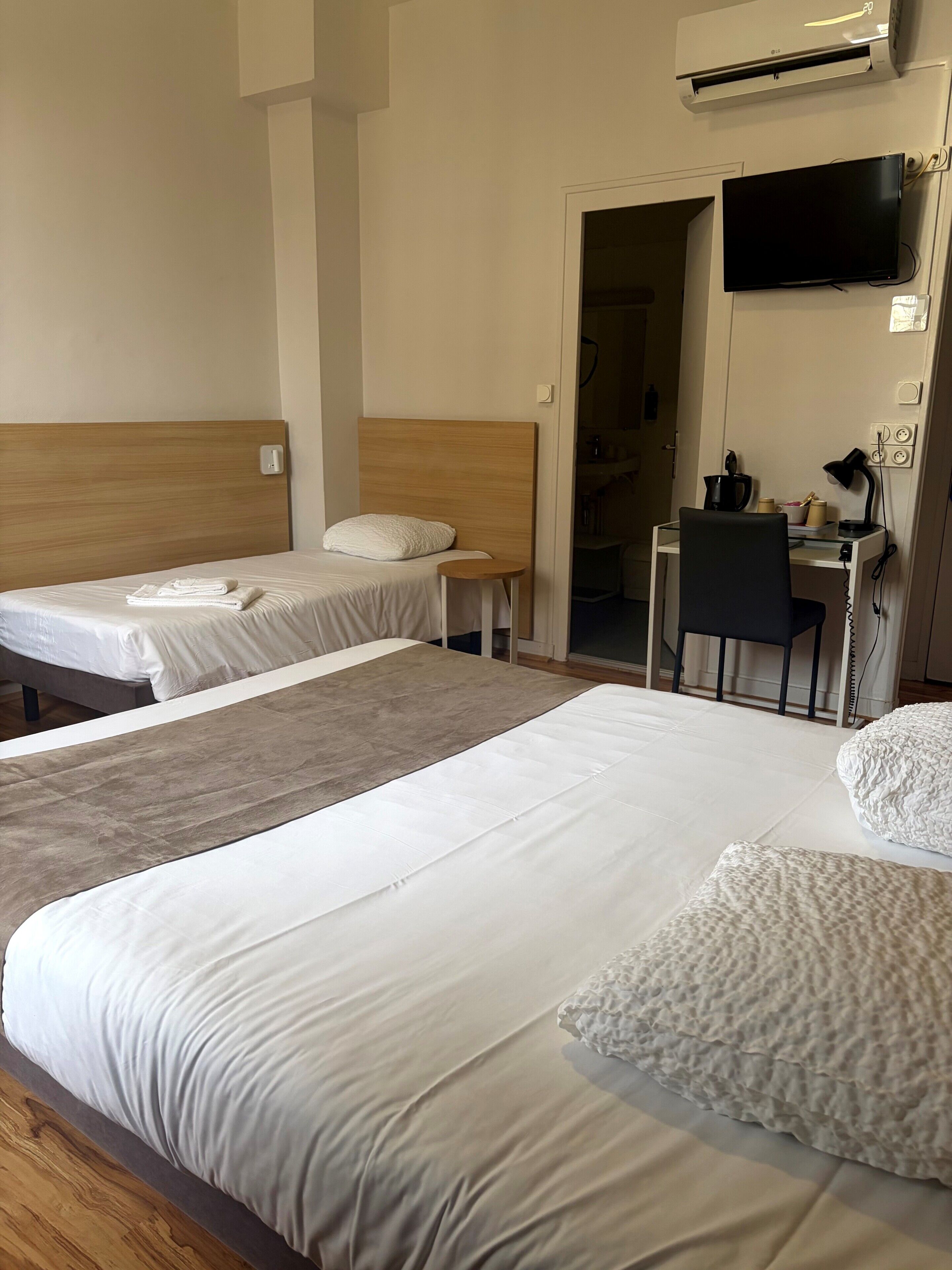 Driepersoonskamer | Luxe beddengoed, een bureau, verduisterende gordijnen