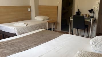 Driepersoonskamer | Luxe beddengoed, een bureau, verduisterende gordijnen