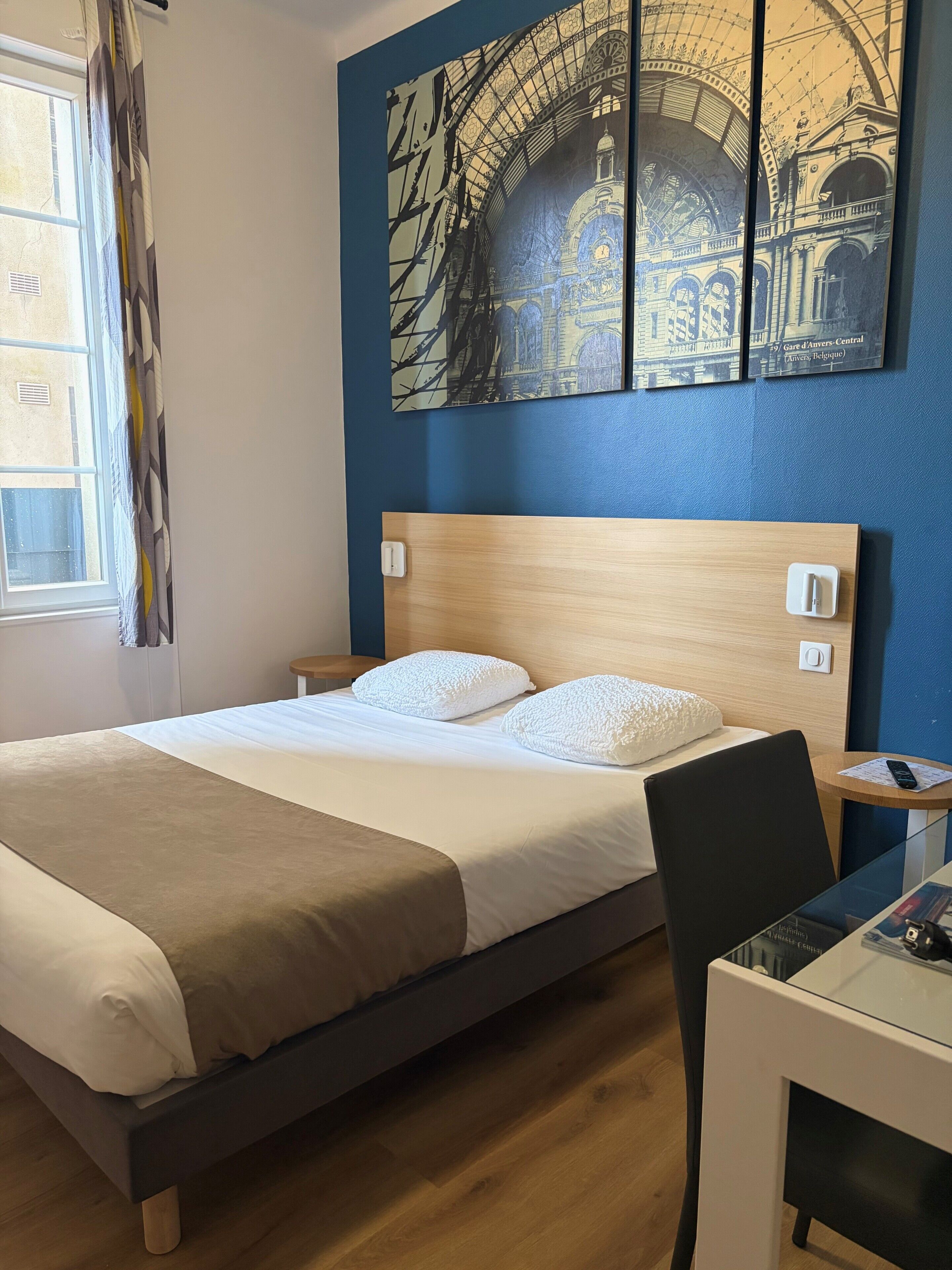 家庭房 | 高档床上用品、办公桌、遮光窗帘、隔音