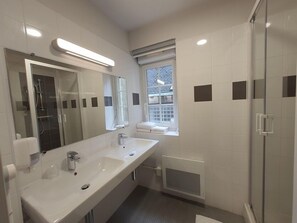 Family Room | Bathroom