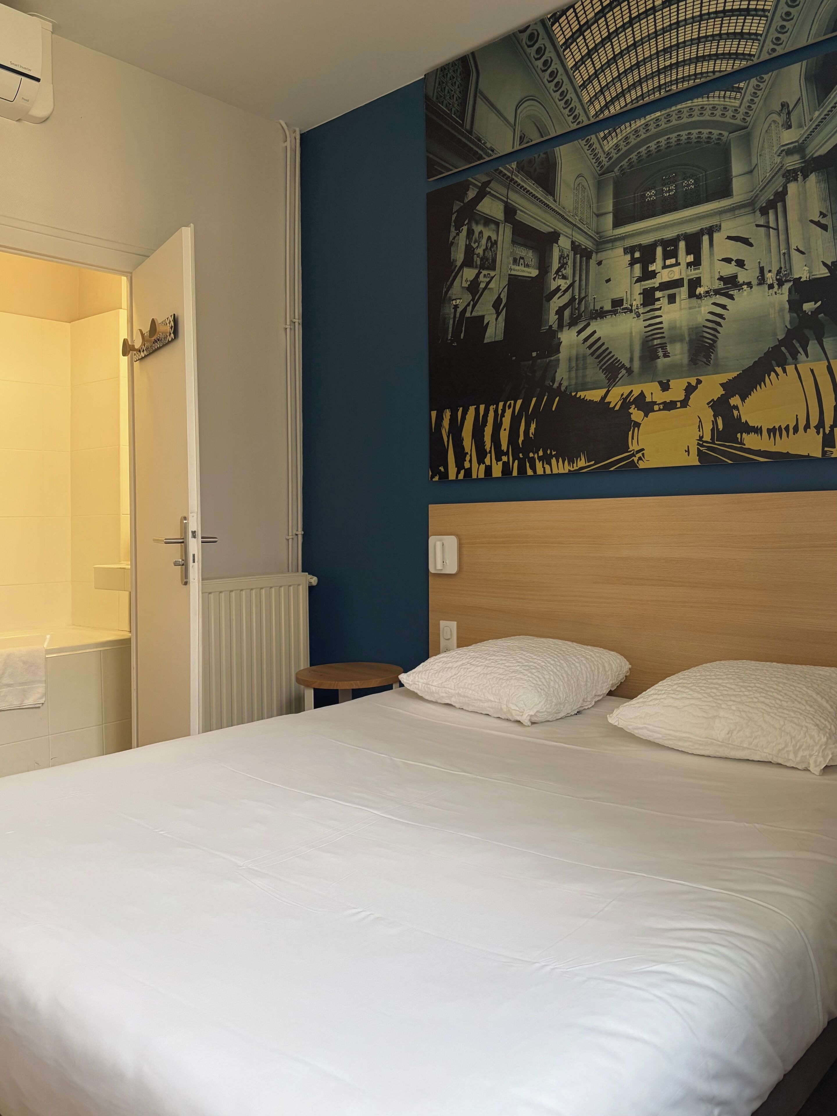 标准双人房 | 高档床上用品、办公桌、遮光窗帘、隔音