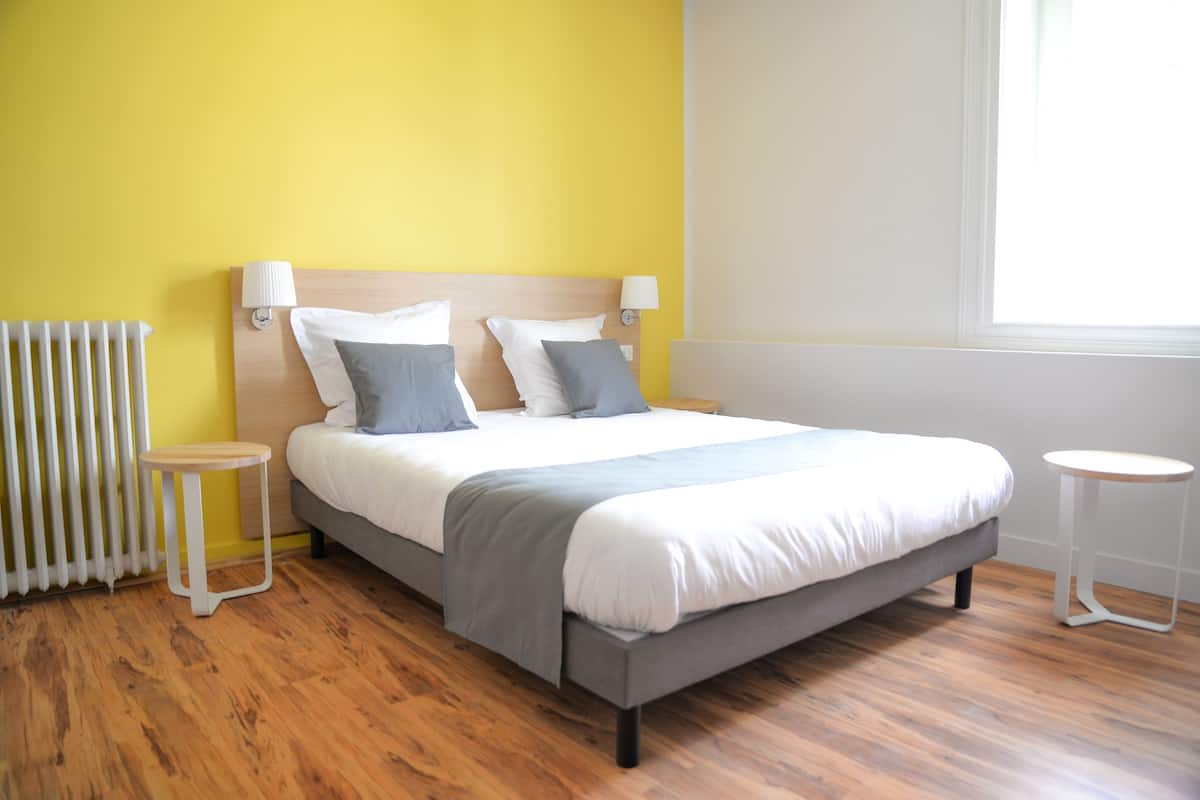 family room | 1 bedroom, premium bedding, desk, blackout curtains