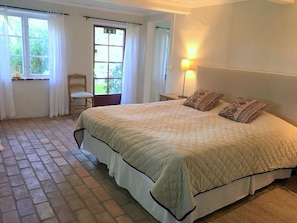 Double Room (Large) | Individually decorated, individually furnished, blackout drapes - Östangård Bed & Breakfast (Borrby)