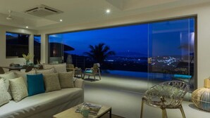 Villa, 2 soverom, privat basseng | Oppholdsrom | Flatskjerm-TV