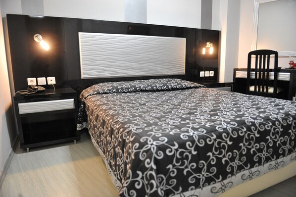 Double or Twin Room | Minibar, in-room safe, soundproofing, free WiFi