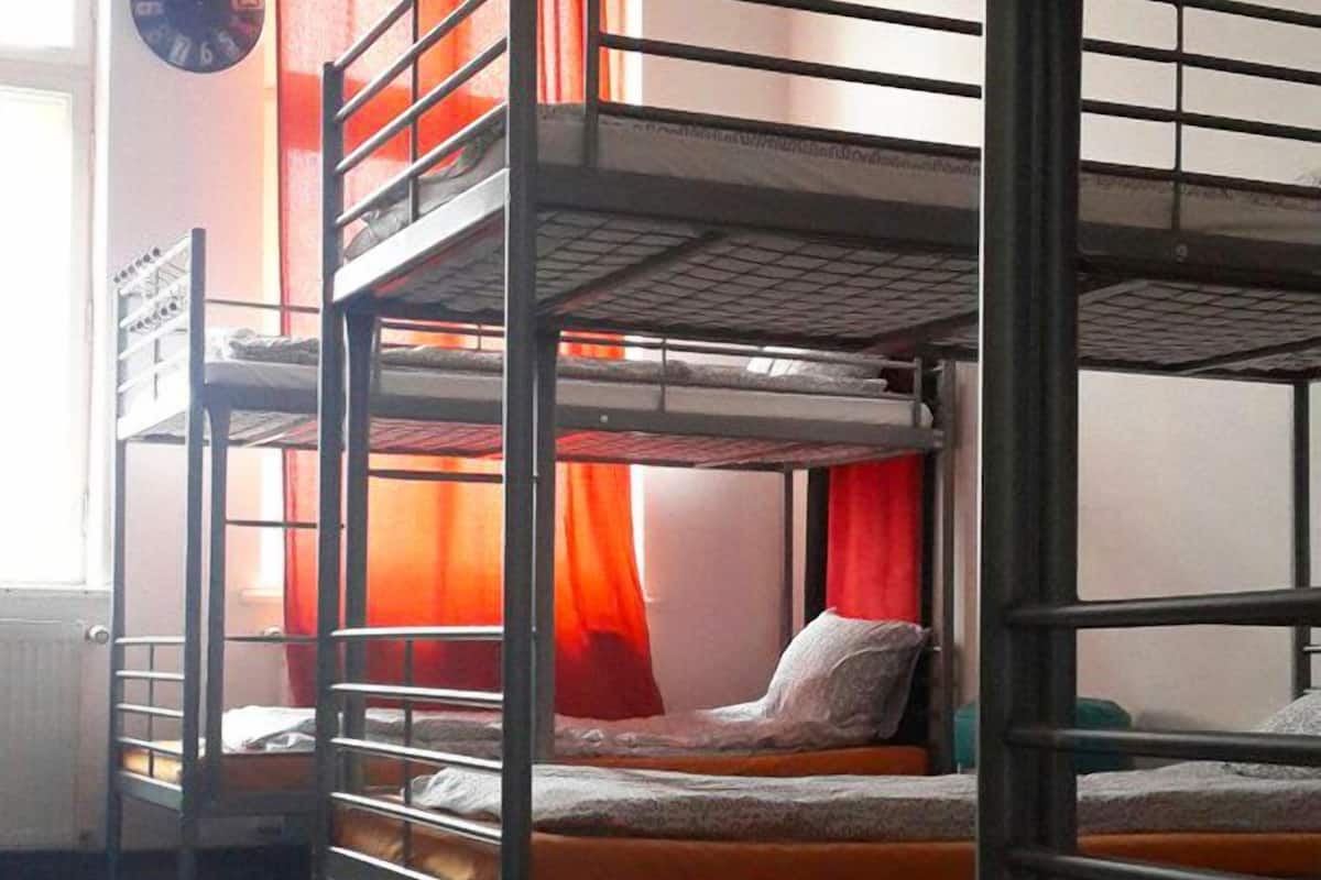 Caja de seguridad en la habitación y escritorio