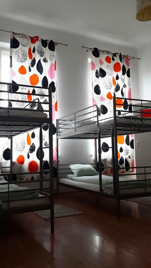 Dormitorio condiviso (8 beds) | Una cassaforte in camera, una scrivania, ferro/asse da stiro