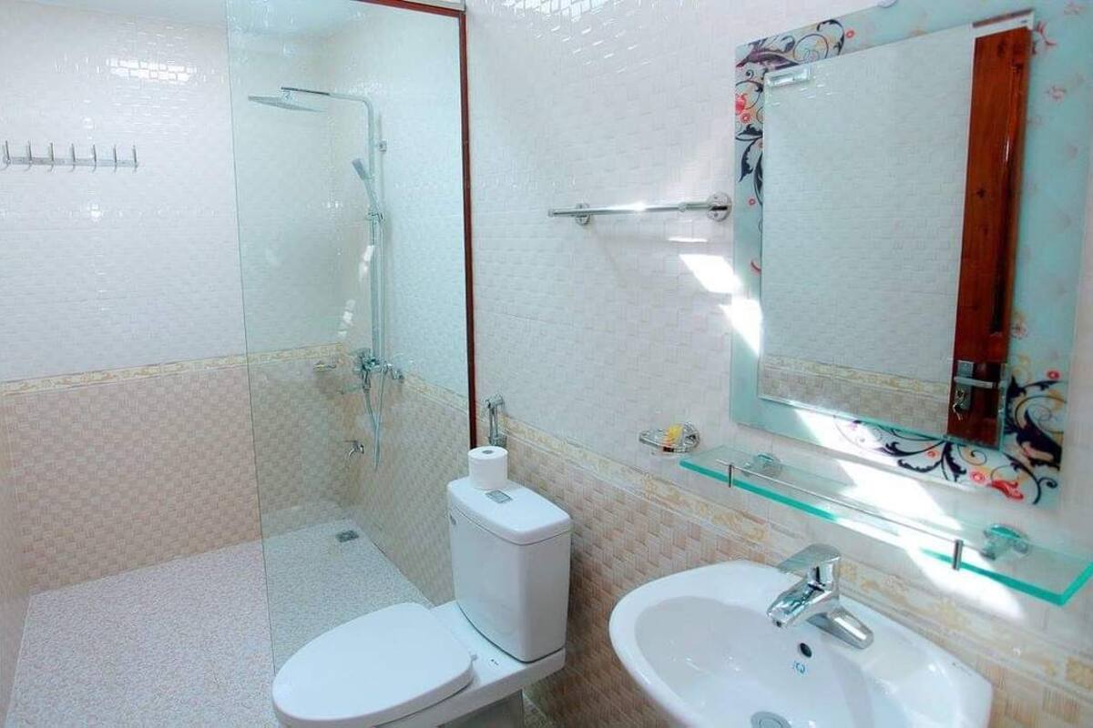 shower, free toiletries, hair dryer, slippers