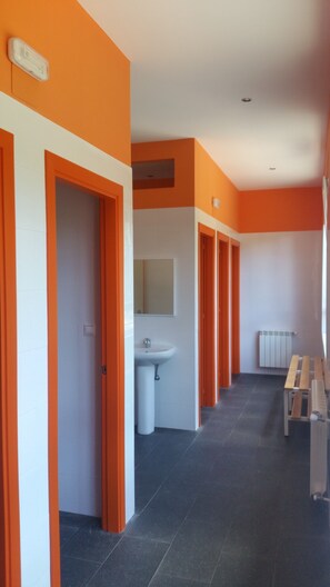Slaapzaal (10 beds) | Badkamer | Een douche, handdoeken