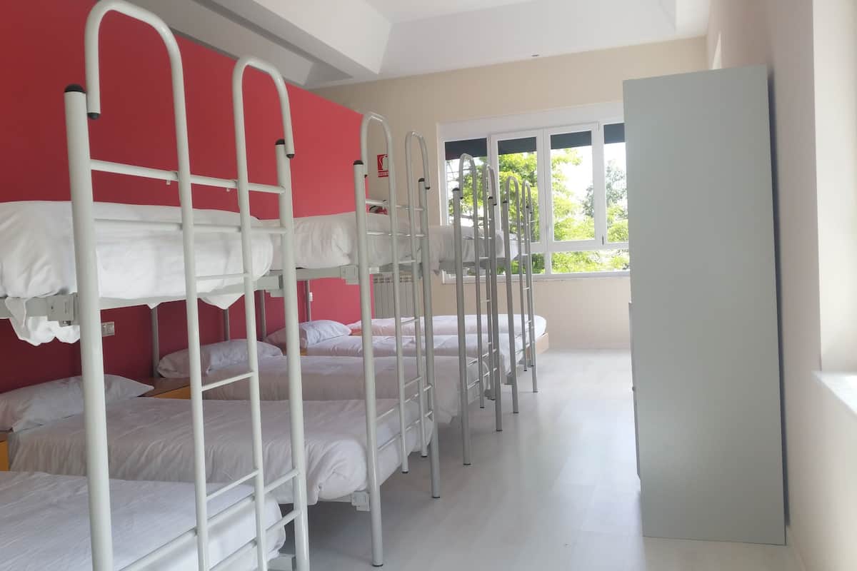 Slaapzaal (10 beds) | Een kluis op de kamer, verduisterende gordijnen, gratis wifi