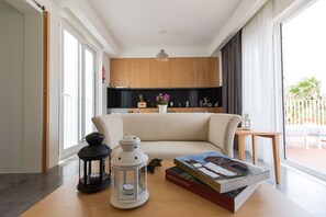 尊荣公寓, 1 张特大床 | 起居区 | 平板电视