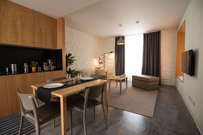 高级公寓, 1 张特大床, 无烟房 | 客房内用餐