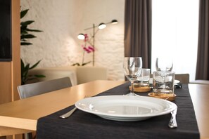 Appartement Supérieur, 1 très grand lit, non-fumeurs | Restauration dans la chambre