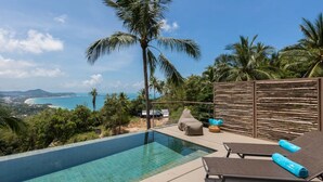 A private pool with a clear view of the ocean and mountains, surrounded by palm trees and a wooden fence. - Villa Nuéa at Comoon Boutique Villas (Koh Samui)