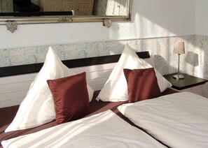 Frigobar, cofres nos quartos, escrivaninha, quartos à prova de som