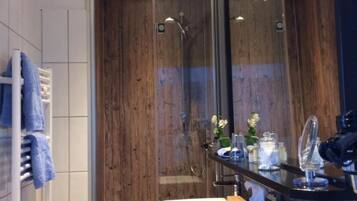 Dusche, kostenlose Toilettenartikel, Haartrockner, Handtücher