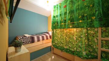 One Bed in 6-Bed Mixed Dormitory, Happy Crowd