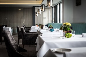 Déjeuner, dîner et souper servis sur place; cuisine locale 